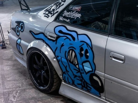 На машине красноярского водителя появилось граффити с Ленивым псом