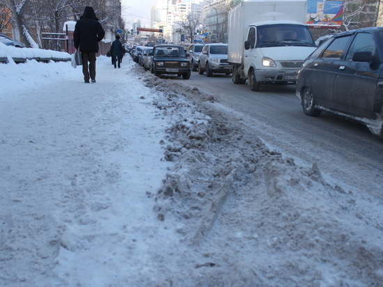 Свердловскую область от снегопада очищают 213 дорожных машин
