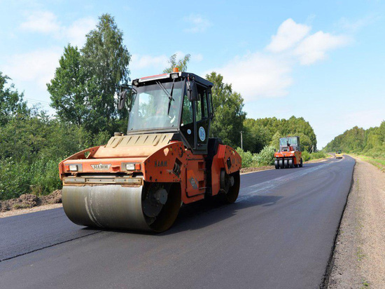Старый асфальт на региональной дороге в Тверской области регенерируют