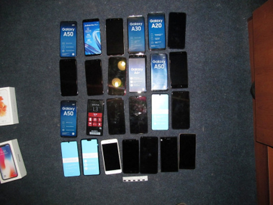 В Чебоксарах приезжий похитил 33 телефона из салона сотовой связи