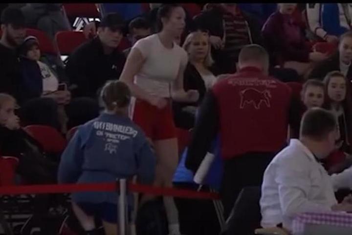 Во Владивостоке на международном турнире по самбо памяти Юрия Потапова две спортсменки после окончания поединка еще раз подрались - но уже на трибуне.