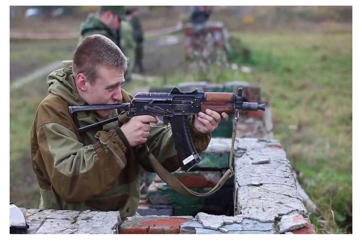 В руках автомат. Солдат с акс 74у. Аксу 74 спецназ. Аксу-74 в Чечне. Солдат с акс 74у стрельба.