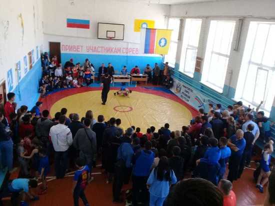 В сельской школе Калмыкии прошел борцовский турнир памяти Давида Кугультинова