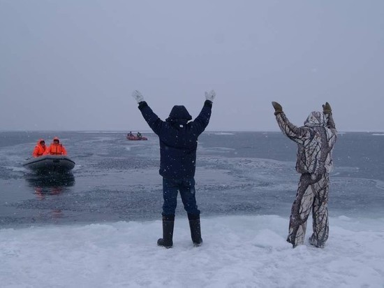 В Канске спасатели сняли рыбаков со льдины