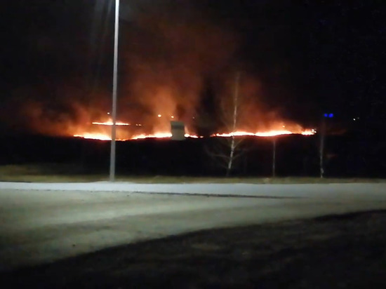 В Кемерове на одном из полей произошёл крупный пожар