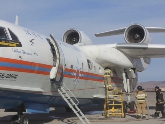 Самолет Бе-200 ЧС потушил природный пожар в Забайкалье