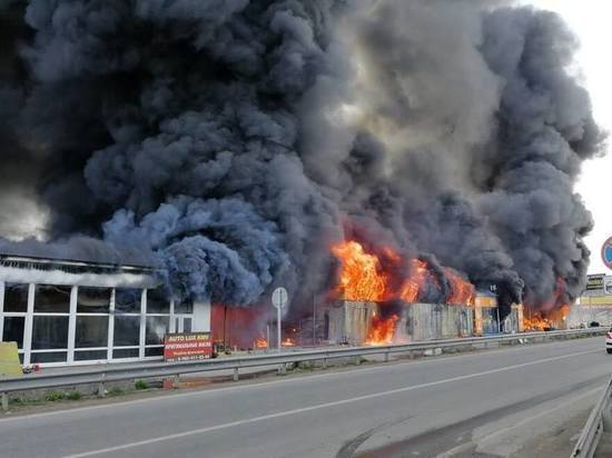 В Пятигорске горят торговые помещения рядом с крупным рынком