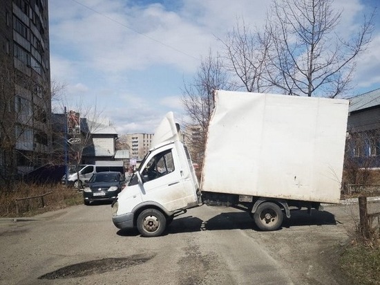 Кабина оторвалась от грузовичка во время проезда через арку в Бийске
