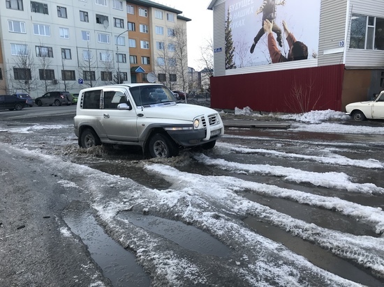 Власти Салехарда проверили, как решается проблема потопа на улице