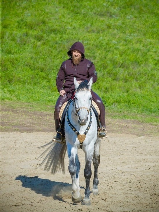 Кадыров отправился в исторический конный поход с тысячей всадников