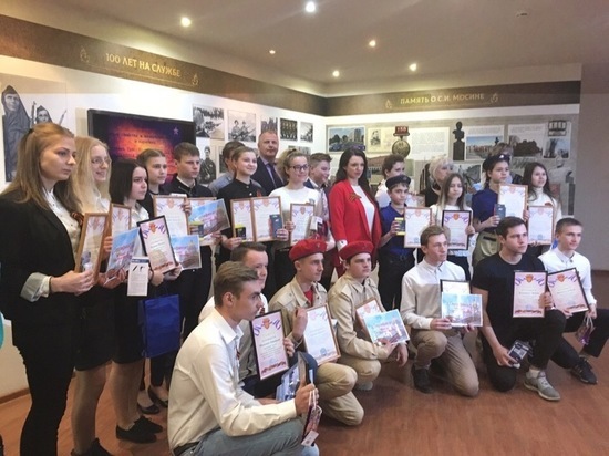Губернатор Дюмин наградил победителей патриотических конкурсов экскурсиями в Санкт-Петербург