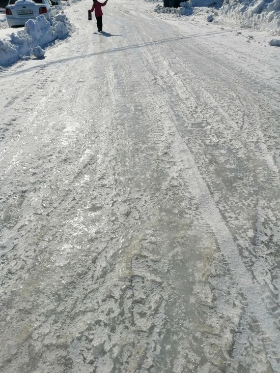 Жители Лабытнанги жалуются на гололед на тротуарах