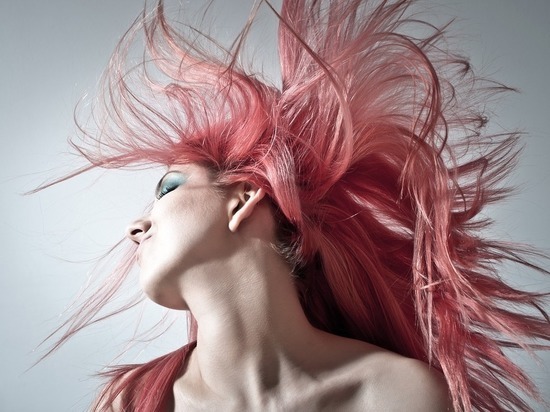 «Она покрасила волосы в розовый!»