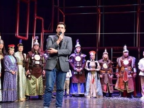 В калмыцком театре побывал автор "Песни о Джангаре"