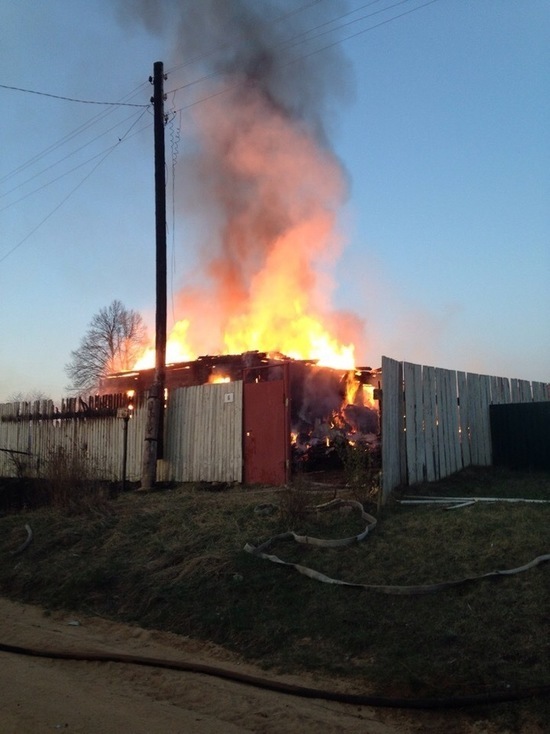 В Торжке Тверской области деревенский дом сгорел дотла