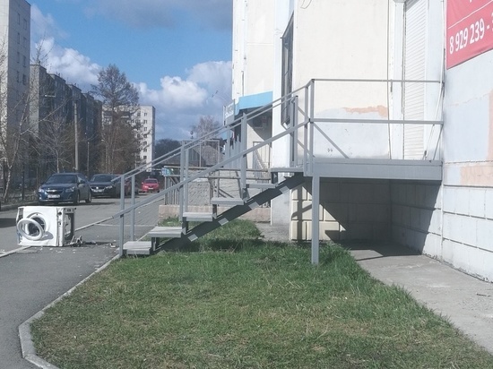 В Тракторозаводском районе Челябинска обнаружили выпрыгнувшую из окна стиральную машинку