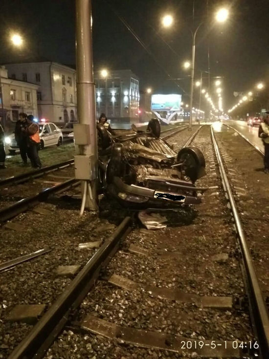 Пьяный водитель на полной скорости влетел в столб в Кемерове