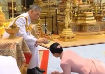 Король Таиланда Маха Вачиралонгкорн женился на замглаве своей службы личной безопасности и предоставил супруге титул королевы, говорится в заявлении королевского двора