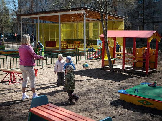 В четырёх дворах в Пскове установят детские площадки