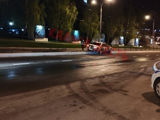 Иномарка снесла десятки метров забора на Гагарина в Калуге