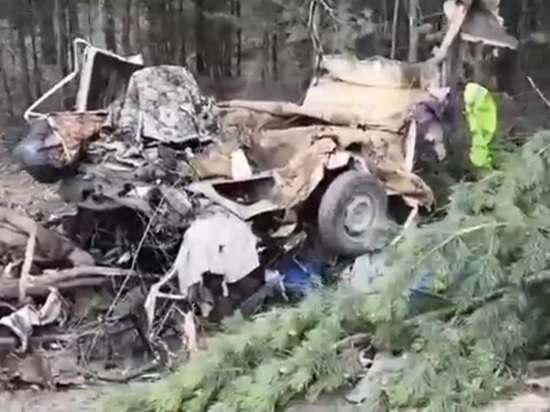 Очевидец снял на видео разорванную "Жигули" после ДТП под Читой