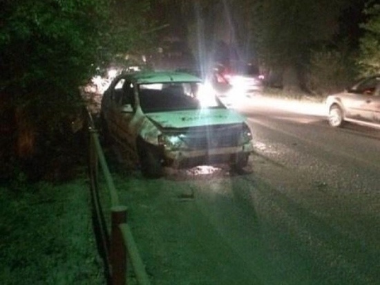 В Астрахани пьяный таксист снес ограждение и убежал