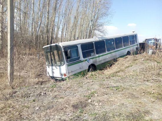 Автобус улетел в кювет на въезде в кемеровскую деревню