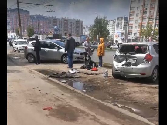 В Воронеже неизвестный устроил массовое ДТП и снес детскую коляску