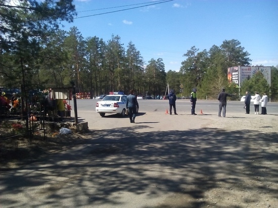 Полицейские помогают водителям разъехаться возле главного кладбища Читы