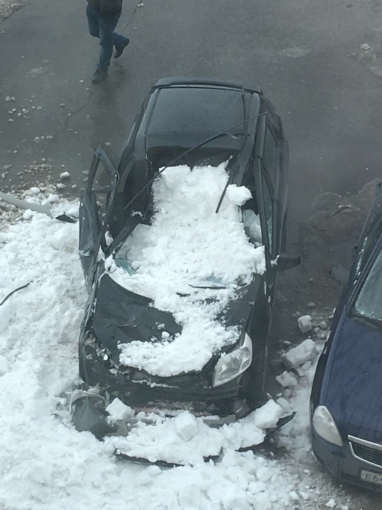 Сошедший с крыши снег раздавил машину в Новом Уренгое