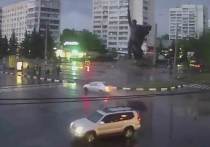 В Сети опубликовано видео, на котором запечатлено, как разразившаяся 1 мая в Харькове гроза дала повод местным жителям говорить о знамении