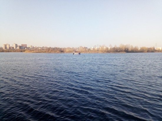 На Тёплых озёрах в Иркутске перевернулась лодка с 6 пассажирами