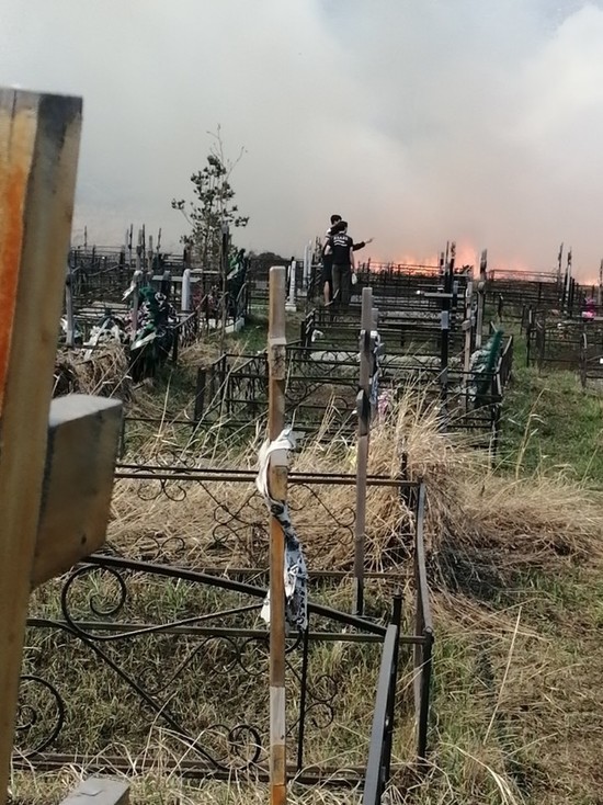 В Киселёвске загорелось городское кладбище