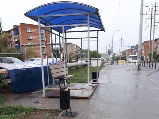 В Астрахани ветер снес остановку общественного транспорта