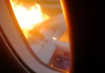 На кадрах видно, как огонь охватил крыло воздушного судна