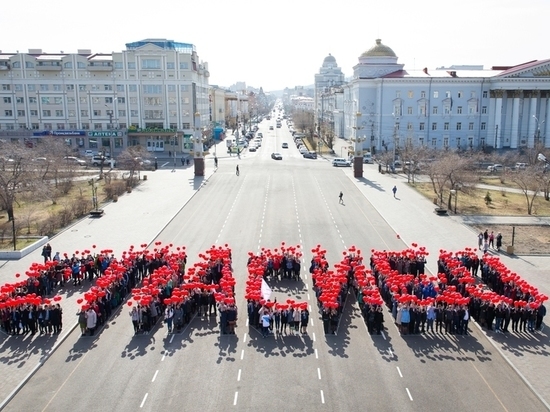 Тысяча читинцев выстроилась в слово «Спасибо!» ко Дню Победы