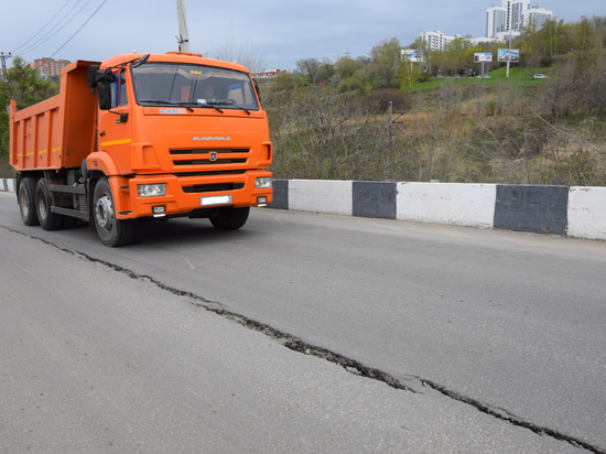 На дороге к Речпорту в Ульяновске образовались трещины