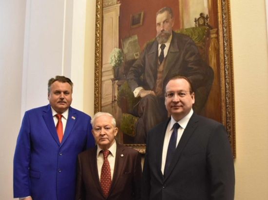 В здании муниципалитета появился портрет мецената Николая Мешкова