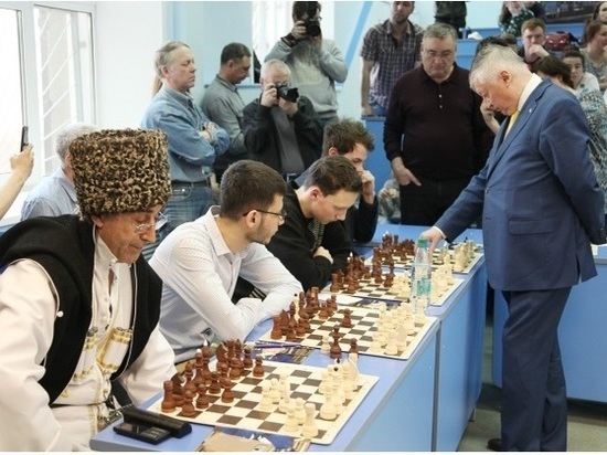 Выдающийся шахматист Анатолий Карпов посетил опорный вуз Кировской области