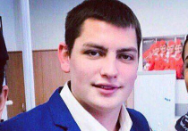 22-летний бортпроводник Максим Моисеев, спасая пассажиров горящего в Шереметьево самолета Sukhoi Superjet 100, до последнего не покидал охваченный пламенем борт и погиб