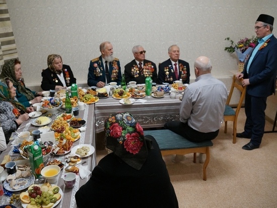Ветеранов поздравили в Соборной мечети Ноябрьска