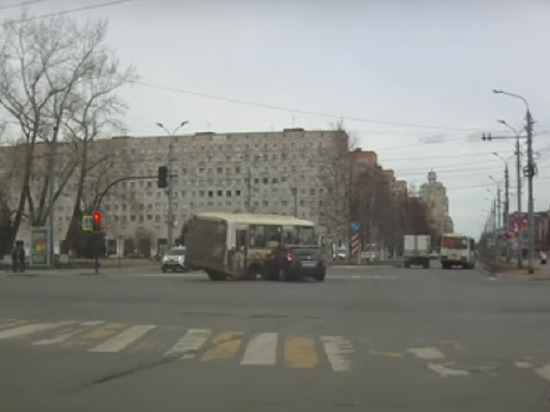 В самом центре Архангельска легковушка въехала в пассажирский автобус
