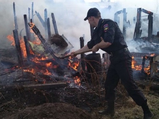 Пожар в садоводстве в городе Зима помогали тушить полицейские