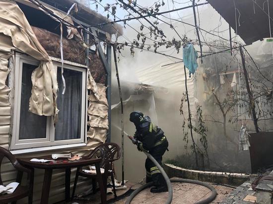 На пожаре в частном доме в Сочи спасли человека, ещё 12 эвакуировали