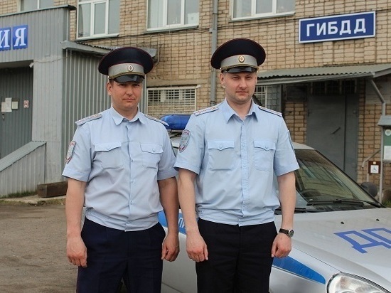 В Кировской области инспекторы ДПС помогли на трассе женщине-водителю