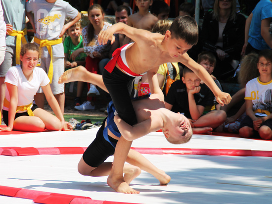 Ко Дню Победы в Гаспре провели турнир по сумо