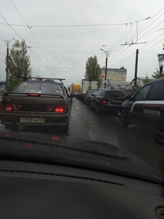 Сразу в нескольких районах Смоленска образовались большие пробки