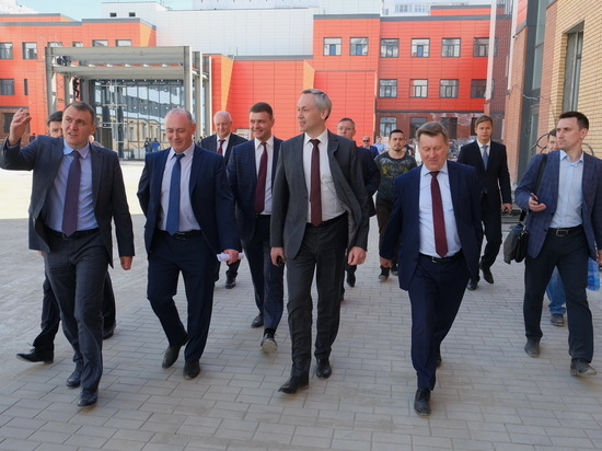 Новосибирский губернатор оценил ход строительства школ по нацпроекту