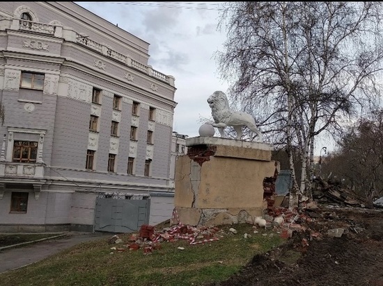 В Екатеринбурге продолжают разрушать сквер за Оперным театром