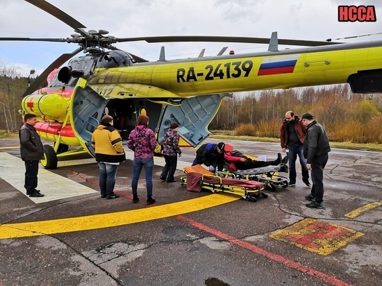 Двух пенсионеров с заболеваниями сердца доставили на вертолёте в Петрозаводск